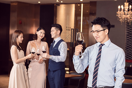 聚会红酒图片